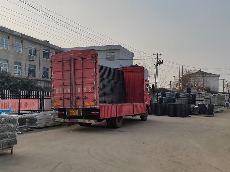 金用護(hù)欄2023年1月3日鋅鋼連廊欄桿裝車發(fā)貨！