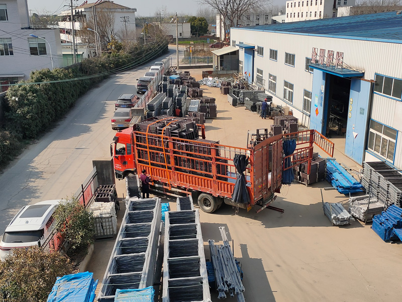 金用護(hù)欄2023年3月7日鋅鋼空調(diào)欄桿裝車發(fā)貨！