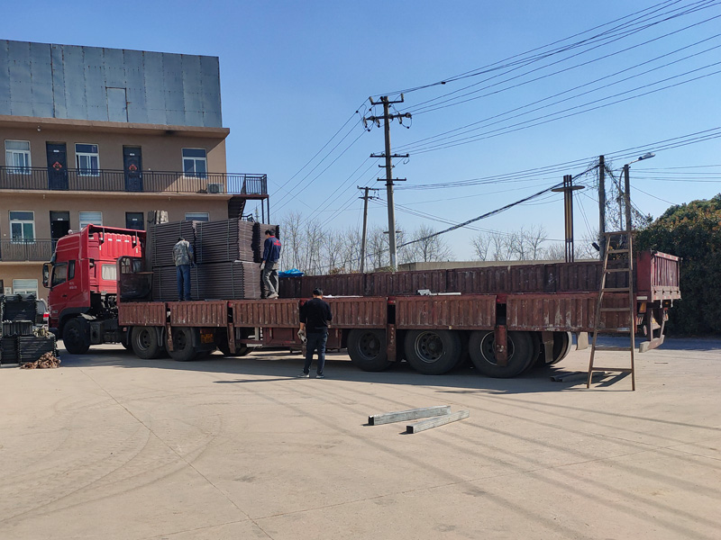 金用護欄2023年3月13日鋅鋼飄窗護欄裝車發(fā)貨！