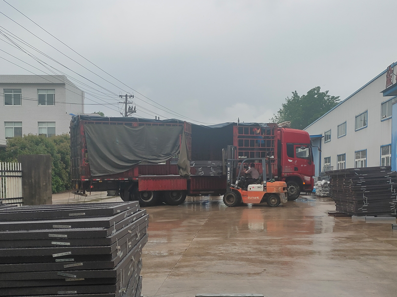 金用護(hù)欄2023年5月5日鋅鋼百葉窗裝車發(fā)貨! 金用護(hù)欄2023年5月5日鋅鋼百葉窗裝車發(fā)貨!