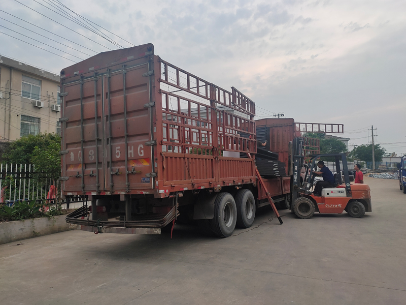 金用護欄2023年5月18日鋁合金百葉窗裝車發貨! 金用護欄2023年5月18日鋁合金百葉窗裝車發貨!