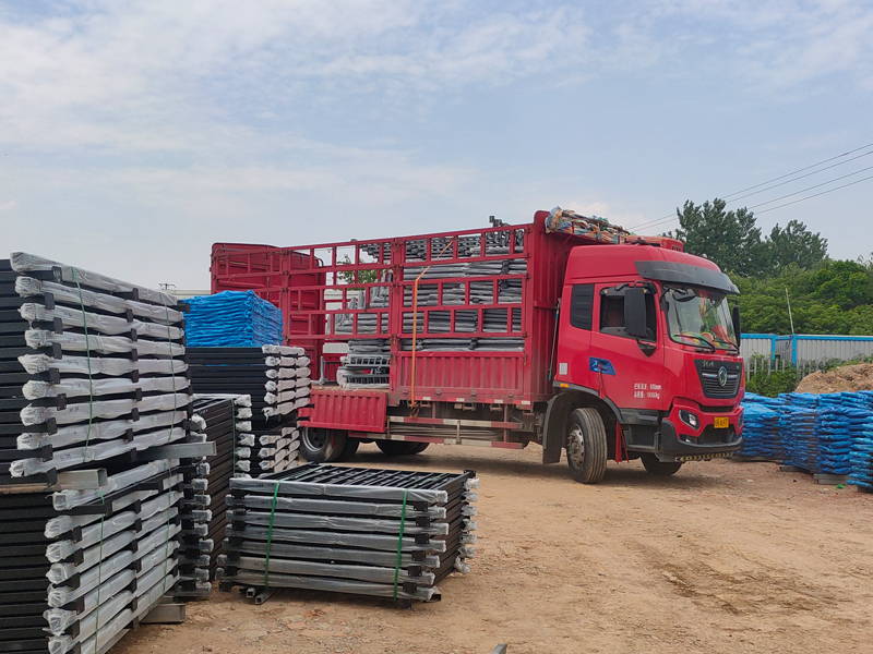 2023年6月9日陽臺(tái)護(hù)窗欄桿裝車發(fā)貨！