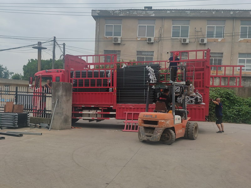 2023年7月17日鋅鋼飄窗護(hù)欄裝車發(fā)貨！