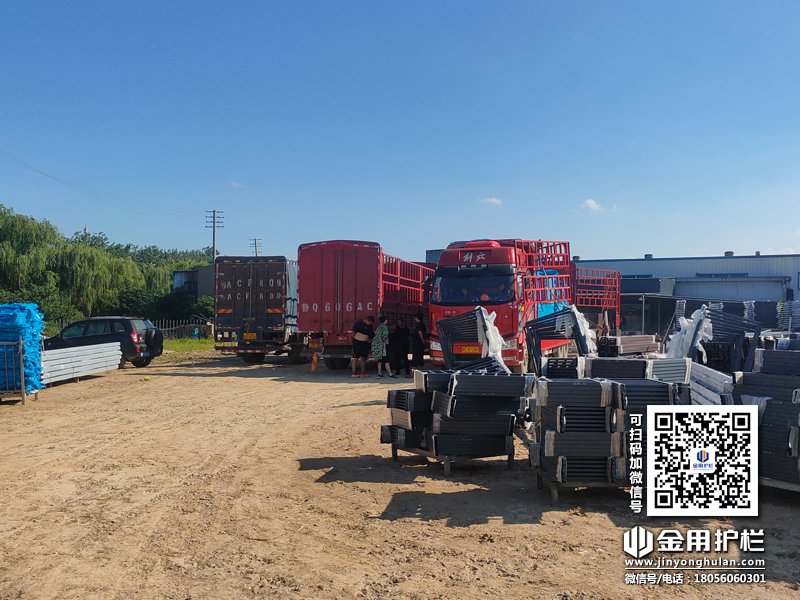 2023年8月10日鋅鋼欄桿百葉裝車發貨！