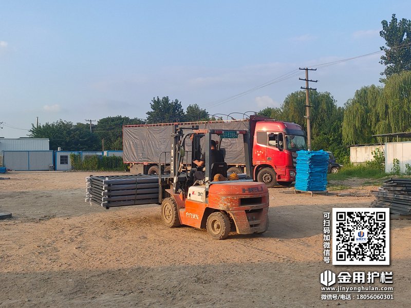 2023年8月11日鋅鋼連廊欄桿裝車發貨！