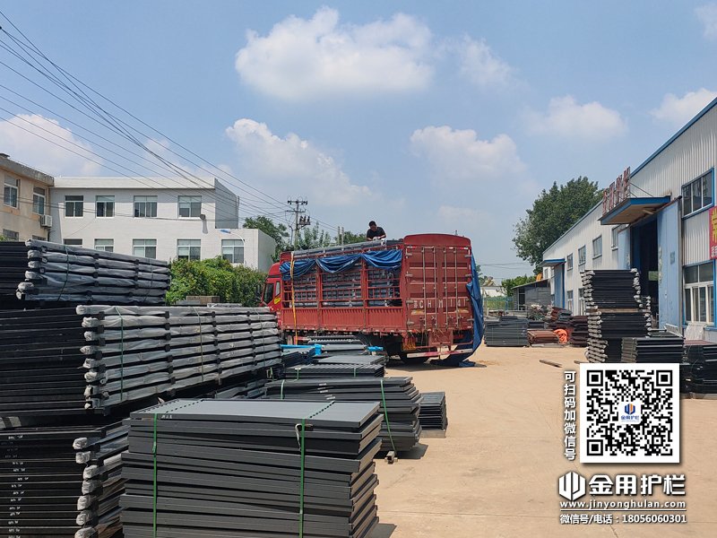 2023年8月15日鋅鋼玻璃欄桿裝車發貨！