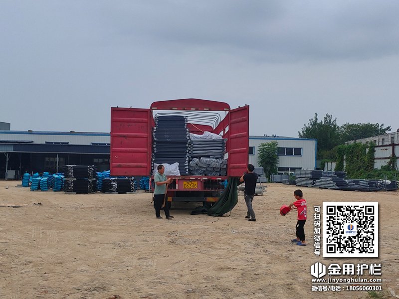 2023年8月23日鋅鋼陽(yáng)臺(tái)欄桿裝車(chē)發(fā)貨！
