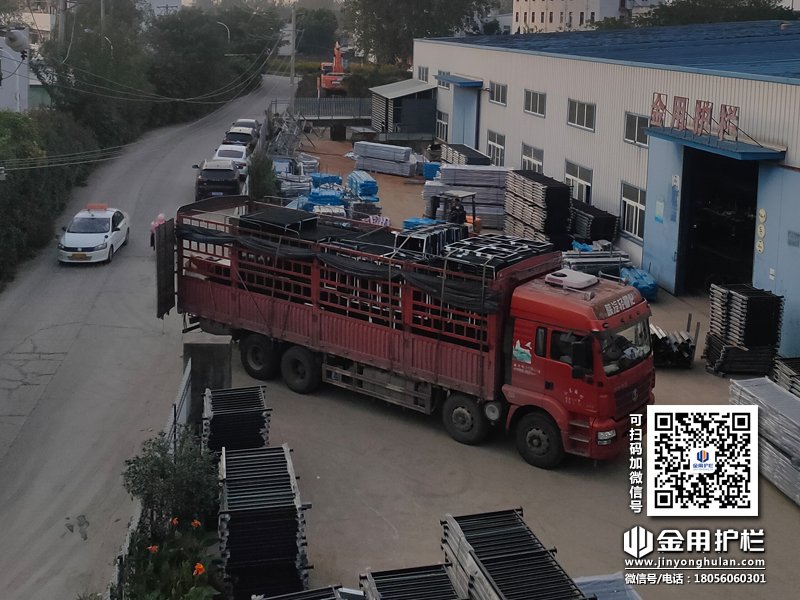 2023年10月17日鋅鋼百葉窗裝車發貨! 2023年10月17日鋅鋼百葉窗裝車發貨!