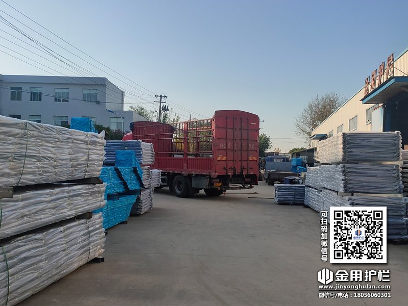 2023年11月7日鋅鋼陽(yáng)臺(tái)護(hù)欄裝車發(fā)貨！