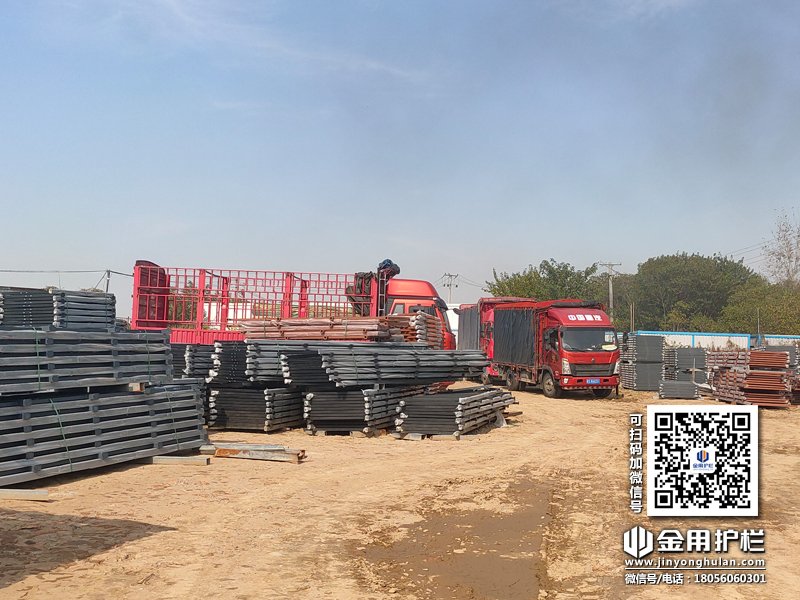 2023年11月8日鋅鋼連廊欄桿裝車(chē)發(fā)貨！