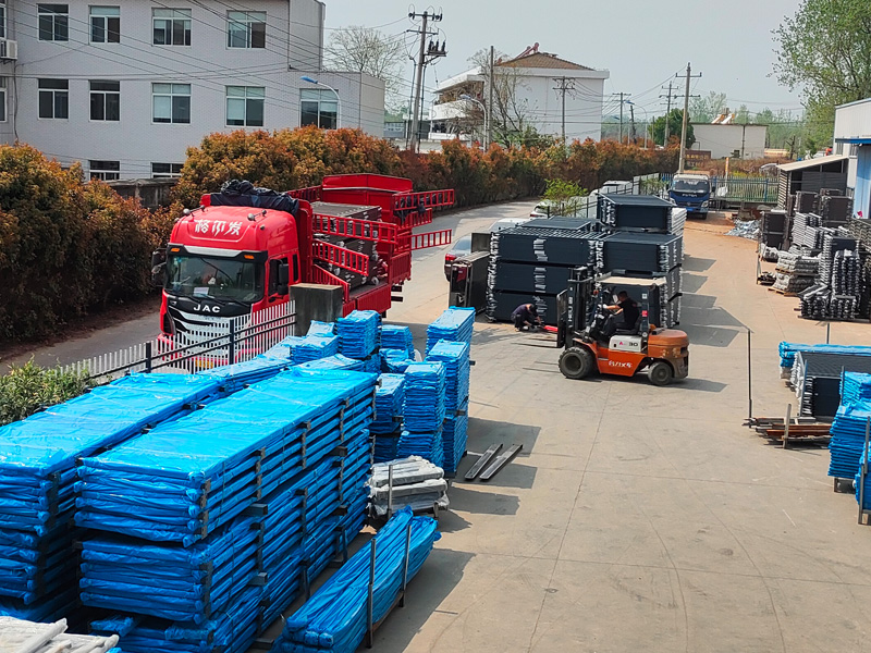 2025年4月9日鋅鋼圍墻護欄裝車發貨! 2025年4月9日鋅鋼圍墻護欄裝車發貨!